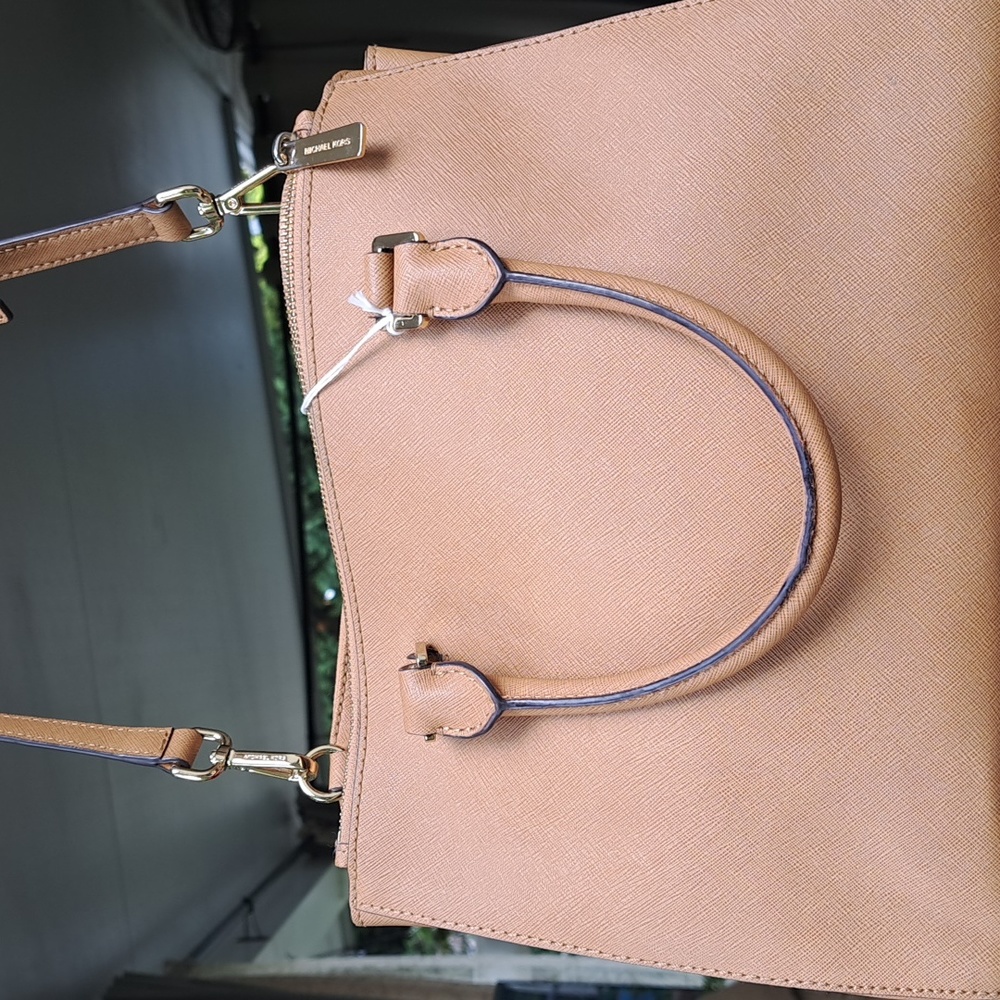 Michael Kors LightTan Crossbody/Satchel GREAT CONDITION - Picture 2 of 9